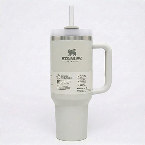 كوب STANLEY Quencher H2.0 سعة 40 أونصة بعزل حراري وغطاء FlowState لون بيج غامق