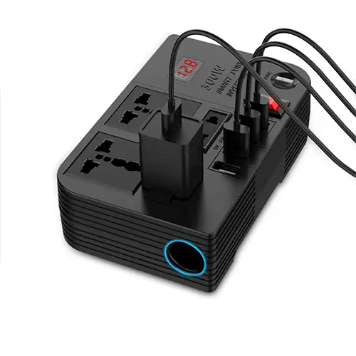 محول طاقة للسيارة DENX DX130 بقوة 300 واط لتحويل 12 فولت إلى 220 فولت مع شاشة رقمية، وأربعة منافذ USB.